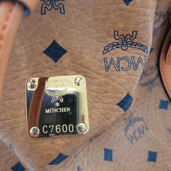 MCM Munchen Large Bucket Bag in Cognac - Picture 4 of 7